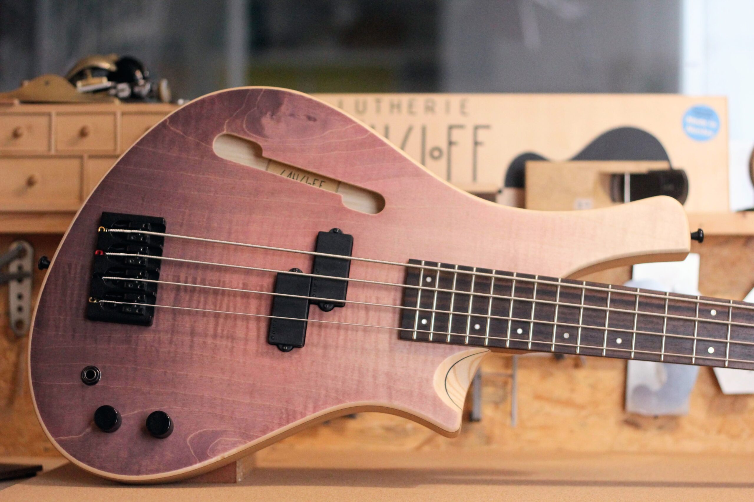 #35 – Basse 4 cordes type P – double cutaway – sunset burst